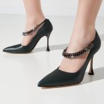MANOLO BLAHNIK - Ciemnozielone szpilki z łańcuchem Kurillos kolor Zielony
