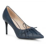 Szpilki skórzane z marszczonym przodem kolor granatowy