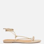 Beżowe komfortowe sandały wiązane wokół kostki