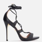 Czarne sandały na metalowej szpilce wiązane wokół kostki