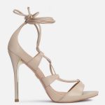 Beżowe sandały ze skóry na złotym obcasie