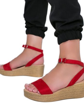 Czerwone sandały na koturnie Seaky czarne