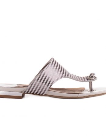 Marco Shoes Płaskie sandały z lakieru i metalicznym obcasem białe srebrny