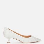 Czółenka na niskim obcasie w kolorze złamanej bieli kolor Off-white.