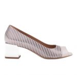 Marco Shoes Czółenka damskie w metaliczne paski z otwartym przodem białe srebrny kolor Białe/Srebrny.