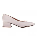 Marco Shoes Czółenka z białej skóry licowej z wycięciem w serek kolor Białe.
