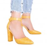 Musztardowe czółenka na słupku w motywie skóry krokodyla Glamour żółte kolor Żółte.