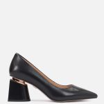 Skórzane czółenka na eleganckim zdobionym obcasie kolor Czarny.