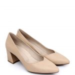 Skórzane czółenka w kolorze beżowym kolor beige.