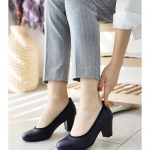 Skórzane czółenka w kolorze granatowym kolor blue.