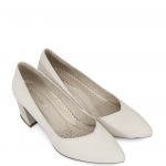 Skórzane czółenka w kolorze jasnobeżowym kolor white/beige.