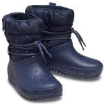 Crocs Kozaki zimowe "Classic Neo Puff" w kolorze granatowym rozmiar: 38/39 kolor blue