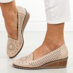 Beżowe ażurowe czółenka damskie na koturnie Vinceza 58471 kolor Beżowy.