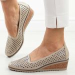 Beżowe czółenka damskie na koturnie Potocki 12018 kolor Beżowy.