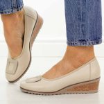 Beżowe czółenka damskie na koturnie Potocki 12791 kolor Beżowy.