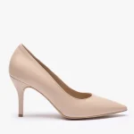 Beżowe czółenka w szpic na szpilce kolor Beżowy.