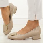 Beżowe skórzane Polskie czółenka damskie na obcasie Góral 1932 kolor Beżowy.