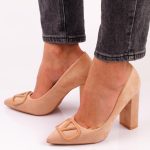 Beżowe zamszowe czółenka damskie na słupku Vinceza 2246 kolor Beżowy.