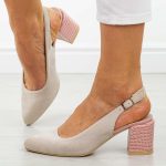 Bezowe zamszowe czółenka damskie z odkrytą piętą na słupku M.Daszyński 2263-1 kolor Beżowy.