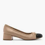 Beżowo-czarne czółenka z ozdobną kokardą kolor Beżowy.