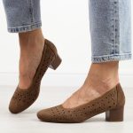 Brązowe ażurowe czółenka damskie na obcasie Potocki 12303 kolor Brązowy.