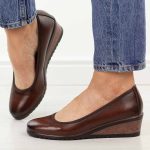 Brązowe czółenka damskie na koturnie Vinceza 58628 kolor Brązowy.