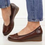 Brązowe skórzane czółenka damskie na koturnie Vinceza 18136 kolor Brązowy.