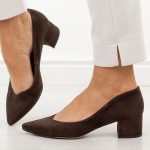 Brązowe zamsz skórzane Polskie czółenka damskie na obcasie Prestige 2235/obl kolor Brązowy.