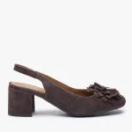 Ciemnobrązowe czółenka bez pięty slingback z kwiatem kolor Brązowy.