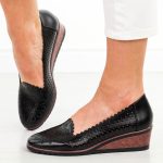 Czarne ażurowe czółenka damskie na koturnie Vinceza 58471 kolor Czarny.