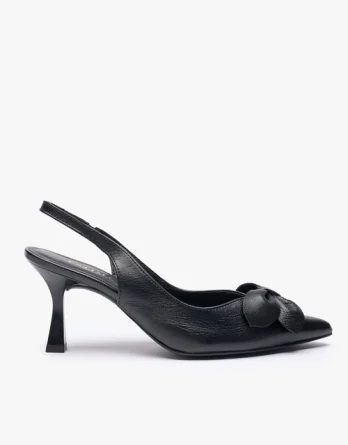 Czarne czółenka bez pięty slingback z kwiatem kolor Czarny.