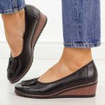 Czarne czółenka damskie na koturnie Potocki 12791 kolor Czarny.