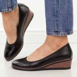 Czarne czółenka damskie na koturnie Vinceza 58628 kolor Czarny.