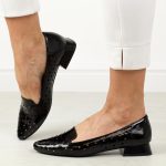 Czarne lakierowane ażurowe czółenka damskie na obcasie M.Daszyński Sa178a-2 kolor Czarny.