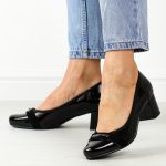 Czarne lakierowane czółenka damskie na słupku Jezzi 212-7 kolor Czarny.