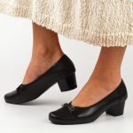 Czarne skórzane Polskie czółenka damskie na obcasie Deoni D133 kolor Czarny.