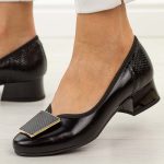 Czarne skórzane Polskie czółenka damskie na obcasie Góral 1932 kolor Czarny.