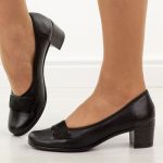 Czarne skórzane Polskie czółenka damskie na obcasie Gregors 1048 kolor Czarny.