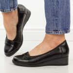 Czarne skórzane czółenka damskie na koturnie Vinceza 18136 kolor Czarny.