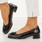 Czarne skórzane czółenka damskie na obcasie Vinceza 39980 kolor Czarny.