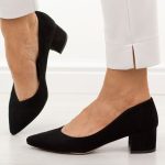 Czarne zamsz skórzane Polskie czółenka damskie na obcasie Prestige 2235/obl kolor Czarny.