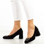 Czarne zamszowe czółenka damskie na słupku Potocki 12549 kolor Czarny.