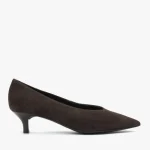 Czekoladowe czółenka na kaczuszce kolor Brązowy.