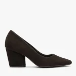 Czekoladowe czółenka na słupku kolor Brązowy.