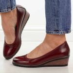 Czerwone czółenka damskie na koturnie Vinceza 58628 kolor Bordowy.