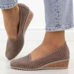 Czółenka damskie khaki na koturnie Potocki 12306 kolor Khaki.