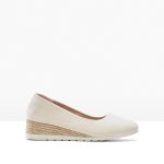 Czółenka na koturnie kolor beżowy.