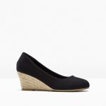 Czółenka na koturnie kolor czarny.