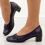 Granatowe skórzane Polskie czółenka damskie na obcasie Gregors 1048 kolor Granatowy.