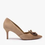 Jasnobrązowe czółenka na szpilce z kwiatem kolor Brązowy.